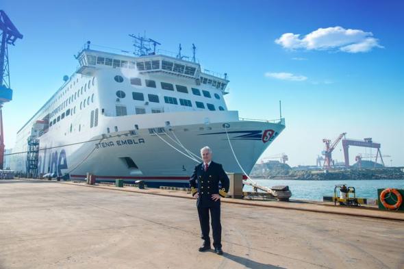 Kapten Neil Whittacker är Stena Emblas Befälhavare och tillsammans med sin besättning seglar han henne hem till Europa de kommande sex veckorna.