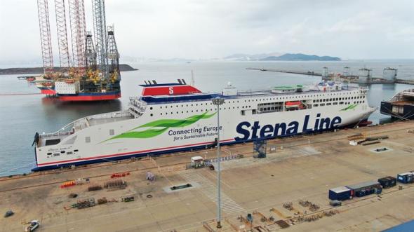 Stena Embla vid varvet i Weihai.