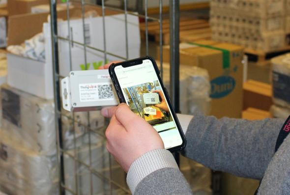 Genom att skanna RFID-chippet kopplas chipet med kollinummer eller ordernummer.